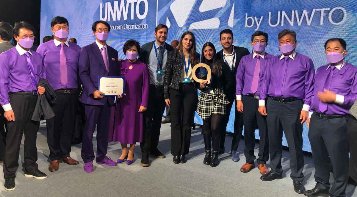 지난 2021년 유엔세계관광기구(UNWTO) 총회에서 신안군의 반월·박지도가 '세계 최우수 관광마을'로 선정돼 박우량 신안군수(왼쪽 세번째) 등이수상을 마치고 기념사진을 찍고 있다. / 뉴스1