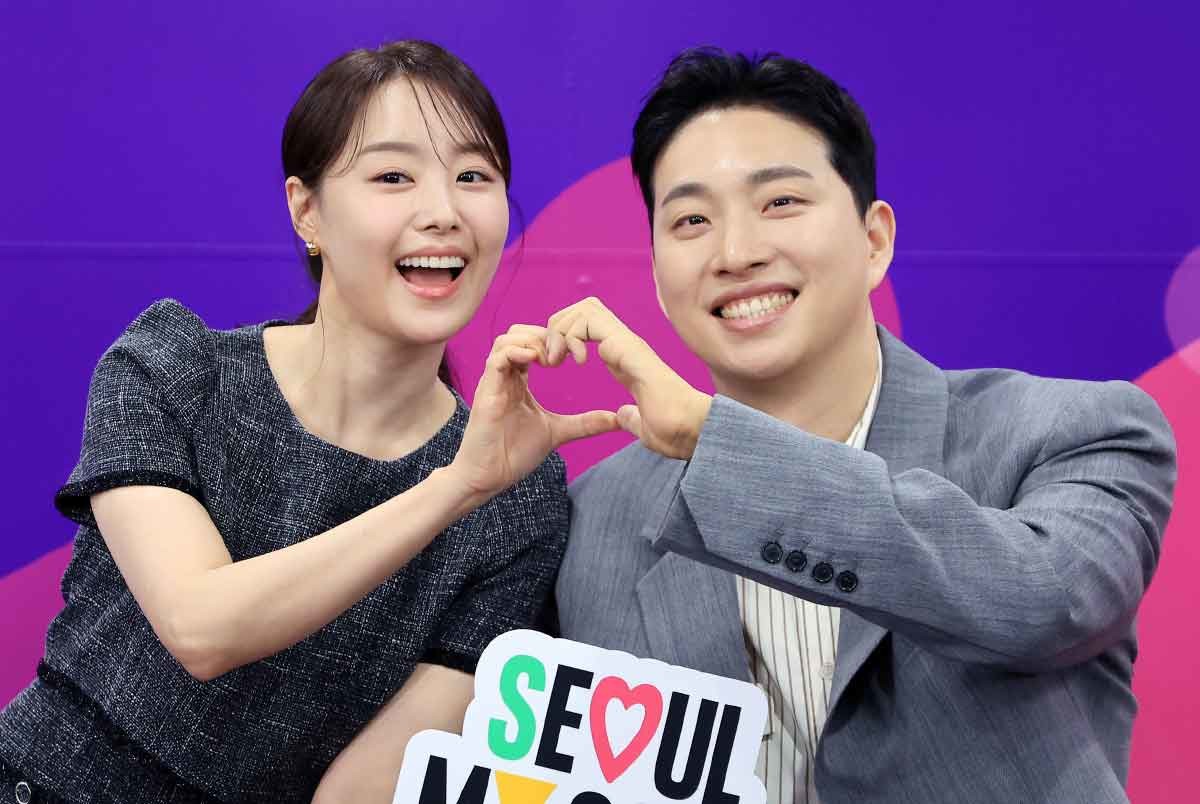 송지은·박위 부부가 지난해 6월 서울특별시청에서 열린 ‘2025 서울특별시 홍보대사 위촉식’에서 포즈를 취하고 있다. / 뉴스1