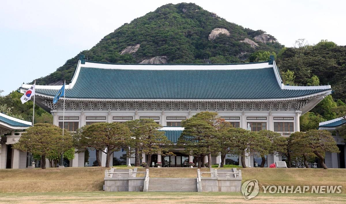 청와대 본관과 대정원 / 연합뉴스