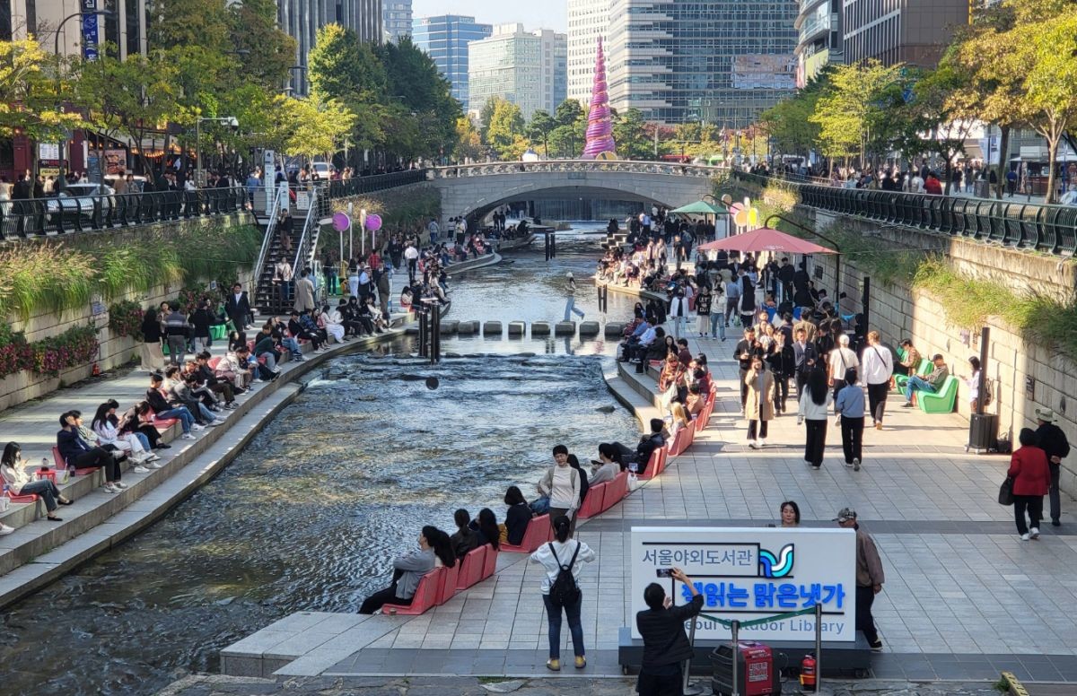 서울 종로구 청계천에 마련된 서울도서관의 세 번째 야외도서관인 '책 읽는 맑은냇가'를 찾은 시민들이 독서를 즐기고 있다 / 뉴스1