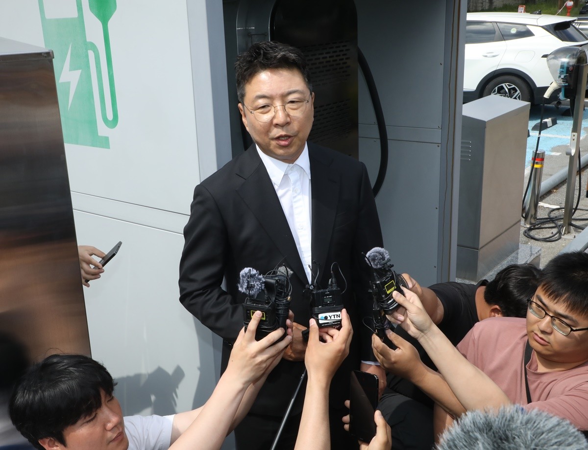 김수완 신세계 부사장이 지난 19일 '스타벅스 코리아 이벤트의 오월정신 훼손'관련 사과를 위해 광주 5·18기념재단을 찾았다가 면담을 거부 당한 뒤 입장을 밝히고 있는 모습 / 뉴스1