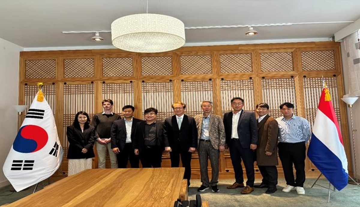 플랜텍과 포항테크노파크가 네덜란드 현지에서 수소산업 협력 확대 방안을 논의 후 기념 촬영을 하고 있다.(왼쪽 네번째부터 안병락 플랜텍 영업그룹장, 홍석인 대사, 송경창 포항테크노파크원장) / 플랜텍 제공