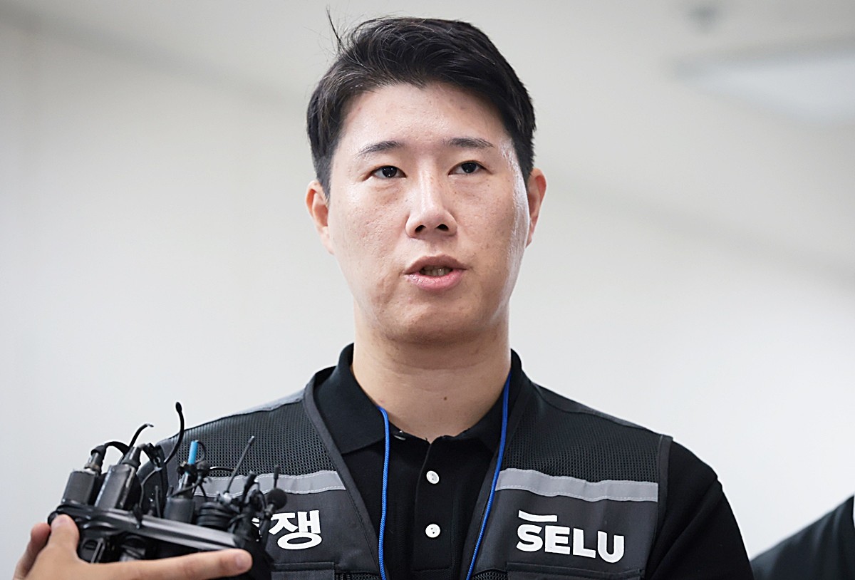 최승호 삼성그룹 초기업노동조합 삼성전자지부 위원장이 총파업 예고시점을 하루 앞둔 20일 정부세종청사 중앙노동위원회에서 노사 협상 결렬에 따른 총파업 강행 입장을 밝히고 있다. 자료 사진 / 뉴스1