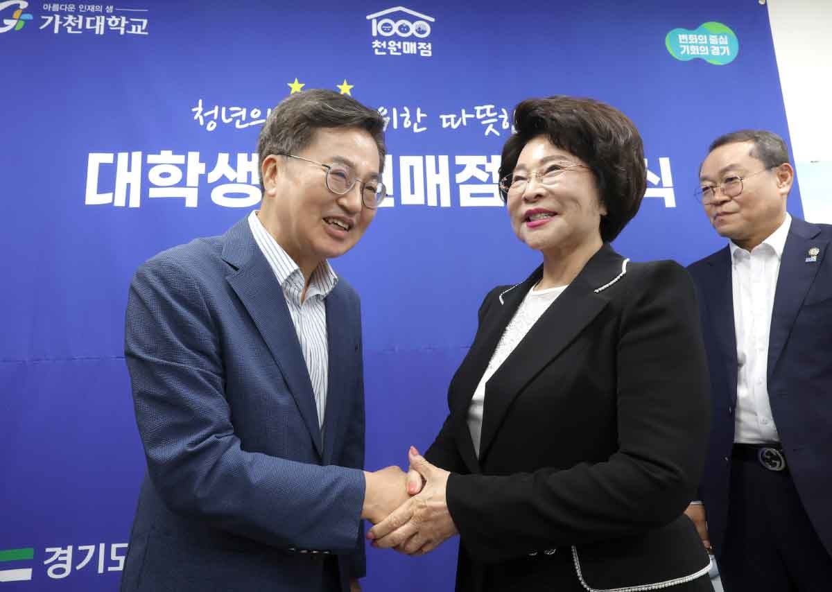 지난 2025년 9월 93세 나이의 이길여 총장이 경기 성남시 수정구 가천대학교 글로벌캠퍼스에서 열린 ‘대학생 천원매점 개소식’에서 김동연 경기도지사와 인사를 나누고 있다.  / 뉴스1