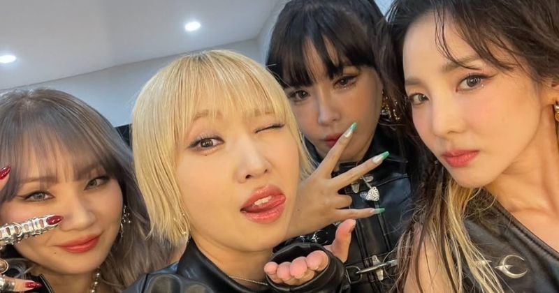 2NE1 members taking selfies together / Sandara Park Instagram