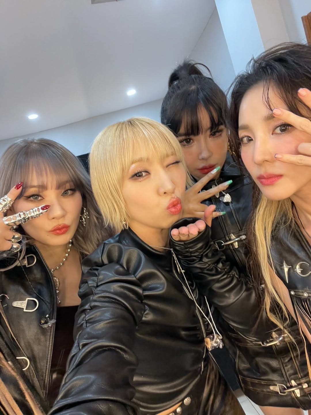 2NE1 members taking selfies together / Sandara Park Instagram
