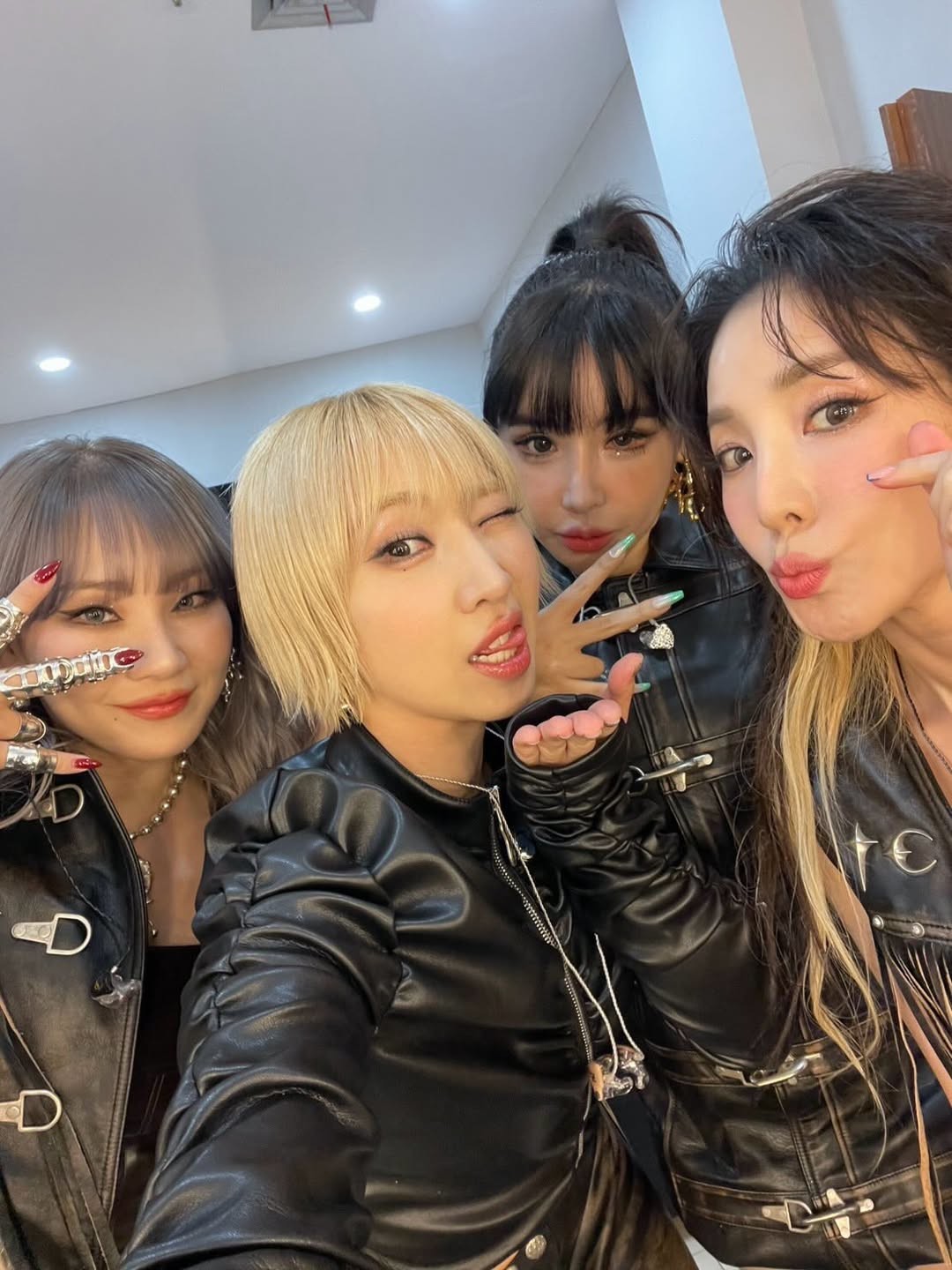 2NE1 members taking selfies together / Sandara Park Instagram