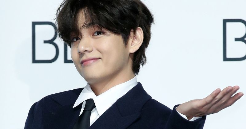 BTS V Posing for a Photo / News1