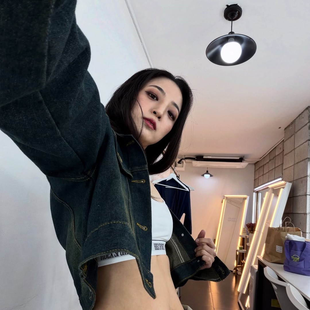 류호정 전 의원이 바디프로필을 찍기 전 대기실에서 촬영한 사진. 현재 정계를 떠나 목수로 일하고 있는 류 전 의원은 목수 콘셉트로 바디프로필을 찍었다.     / 류호정 전 의원 페이스북
