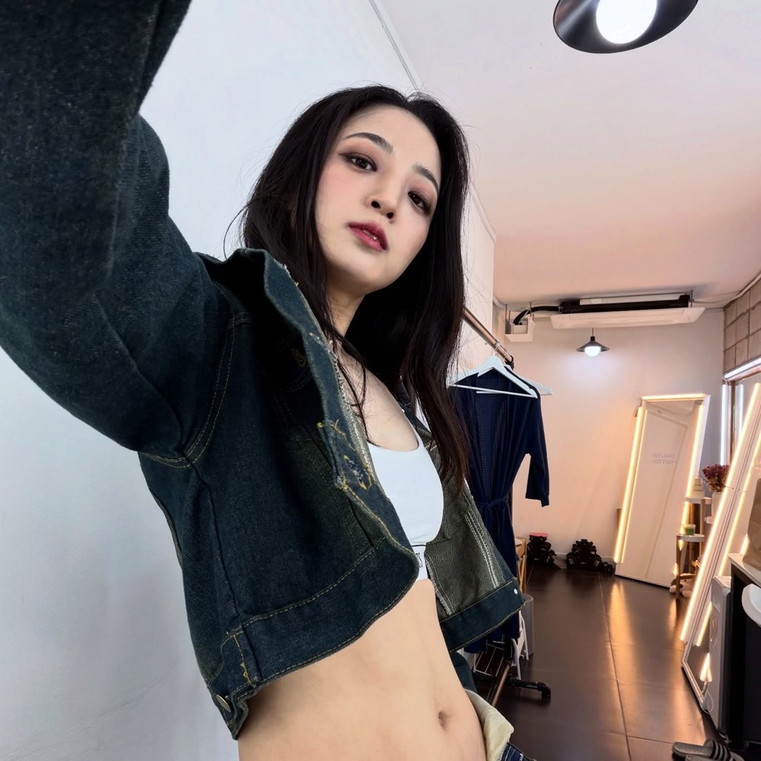 류호정 전 의원이 바디프로필을 찍기 전 대기실에서 촬영한 사진. 현재 정계를 떠나 목수로 일하고 있는 류 전 의원은 목수 콘셉트로 바디프로필을 찍었다.     / 류호정 전 의원 페이스북