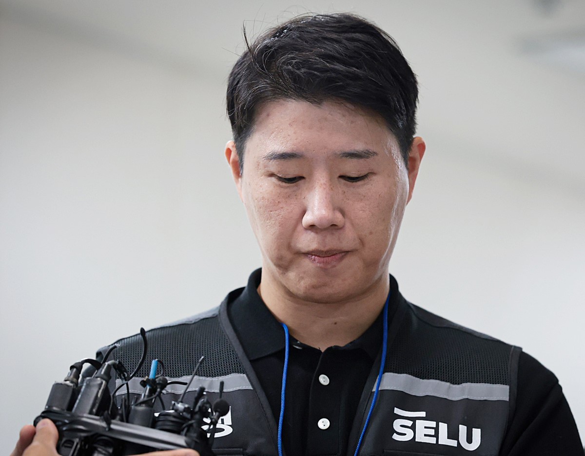 최승호 삼성그룹 초기업노동조합 삼성전자지부 위원장이 총파업 예고 시점을 하루 앞둔 20일 정부세종청사 중앙노동위원회에서 노사협상 결렬에 따른 총파업 강행 입장을 밝히고 있다.     최승호 위원장은 '삼성전자 노사 교섭 타결을 위해서 최선을 다해 주신 정부, 그리고 고용노동부 관계자분들께 감사의 말씀 드린다'라며 '(삼성전자 노조가) 양보를 최대한 많이 했음에도, 좋은 결과를 내지 못해 국민들께도 좀 죄송하다'라고 말했다. 그는 눈시울을 붉히며 울먹이는 모습을 보이기도 했다.    / 연합뉴스