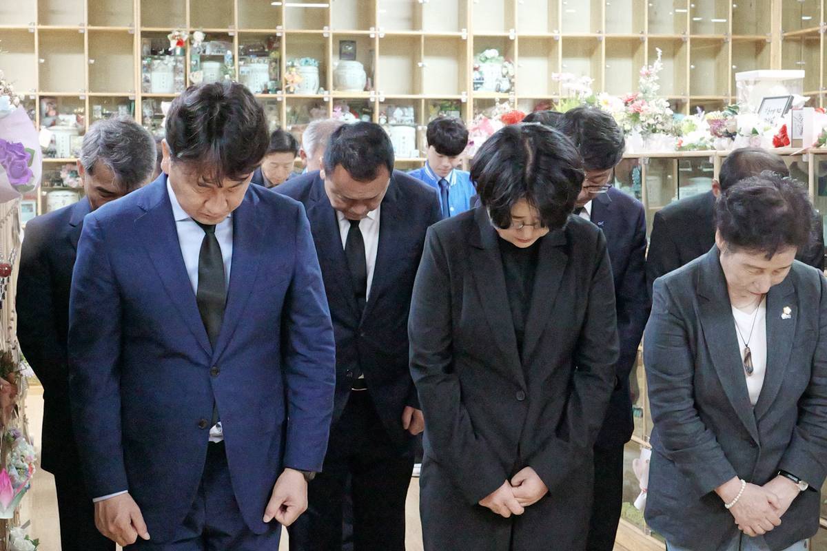  [6.3지선]박희정 민주당 포항시장 후보, 충혼탑 참배·허대만 추모