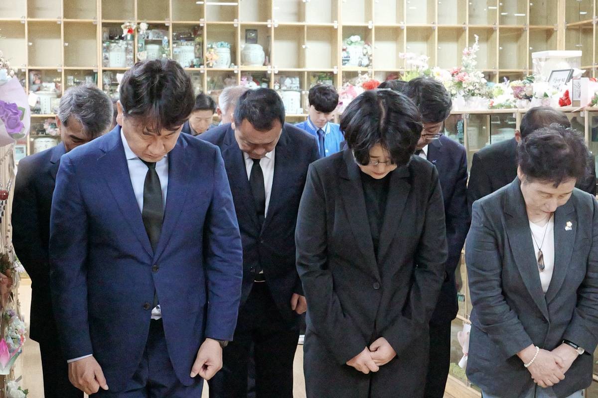 더불어민주당 박희정 포항시장 후보의 고(故) 허대만 전 더불어민주당 경북도당위원장 추모 모습/이하 박희정 제공