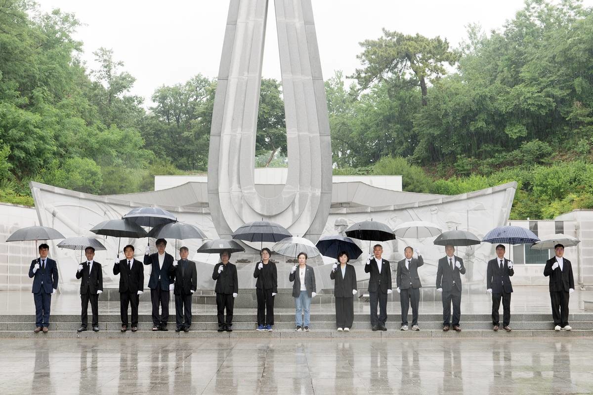 더불어민주당 박희정 포항시장 후보와 출마자들의 20일 포항시 북구 덕수동 충혼탑 참배