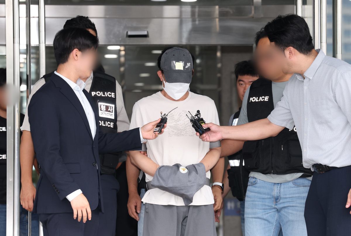 지난해 9월 16일 오후 경기 용인시 처인구 용인동부경찰서에서 살인 및 사체유기 혐의를 받고 있는 A 씨가 구속 전 피의자 심문(영장실질심사)를 받기 위해 나오고 있는 모습. / 뉴스1