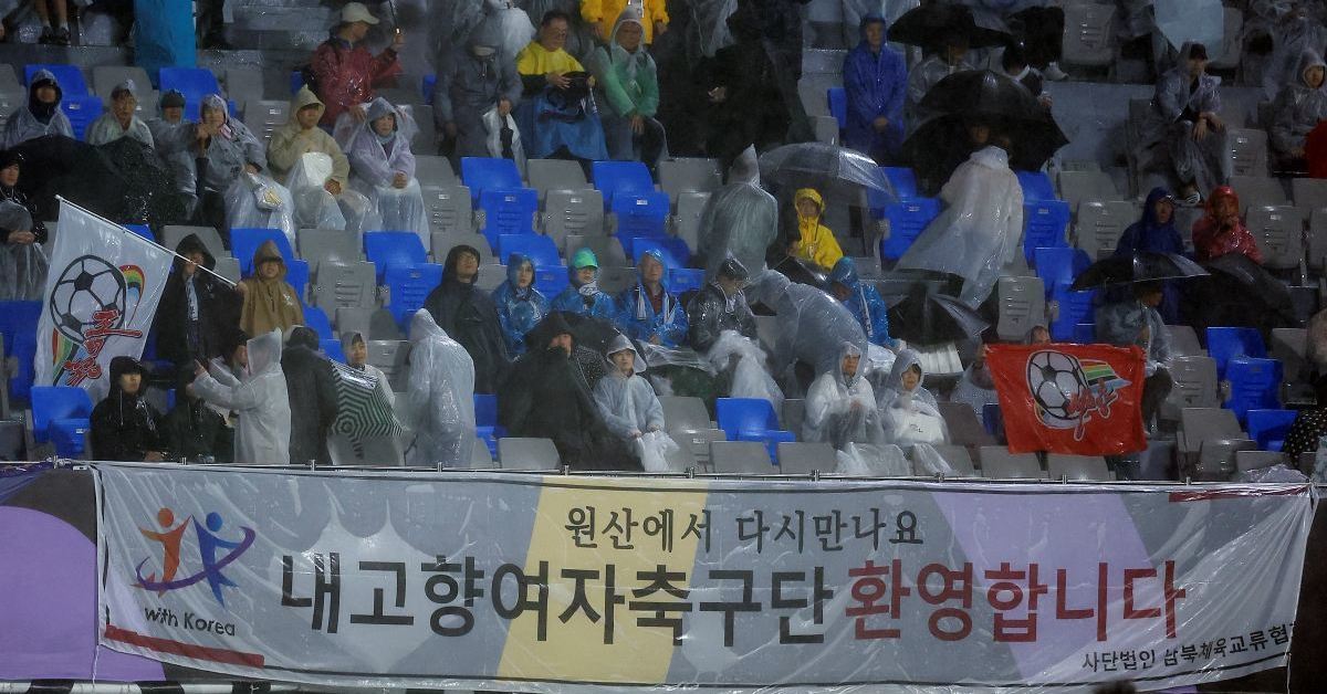 '이게 맞나'…공동 응원이라더니 '북한팀 득점엔 환호, 수원 실축엔 박수' 친 응원단