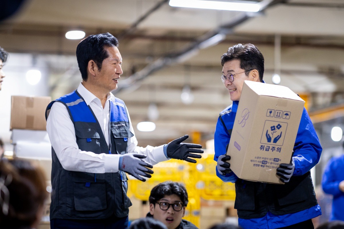 6·3 지방선거 공식 선거운동이 시작된 21일 자정 정원오 더불어민주당 서울시장 후보가 정청래 대표와 함께 서울 광진구 동서울우편집중국을 찾아 택배 업무를 체험하고 있다. / 정원오 후보 캠프 제공, 뉴스1