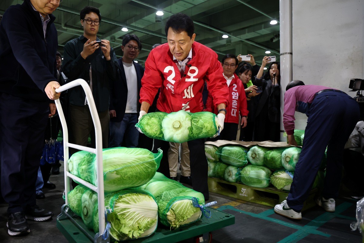 오세훈 국민의힘 서울시장 후보가 21일 새벽 서울 가락동 농수산물도매시장을 찾아 공식 선거운동을 시작하고 있다. / 연합뉴스