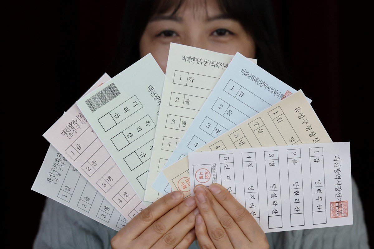 지난달 28일 대전 유성구 어은중학교에서 대전시선관위 직원들이 제9회 전국동시지방선거 사전투표 제1차 모의시험에서 투표용지를 보이고 있다. / 뉴스1