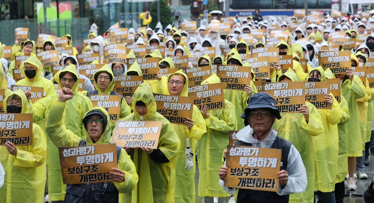 전국화학섬유식품산업노동조합 카카오지회(크루유니언) 조합원들이 20일 경기 성남시 판교역 광장에서 열린 결의대회에서 구호를 외치고 있다. 카카오 노동조합은 임금교섭 결렬의 책임을 경영진에 묻겠다며 대규모 결의대회를 진행했다. / 뉴스1