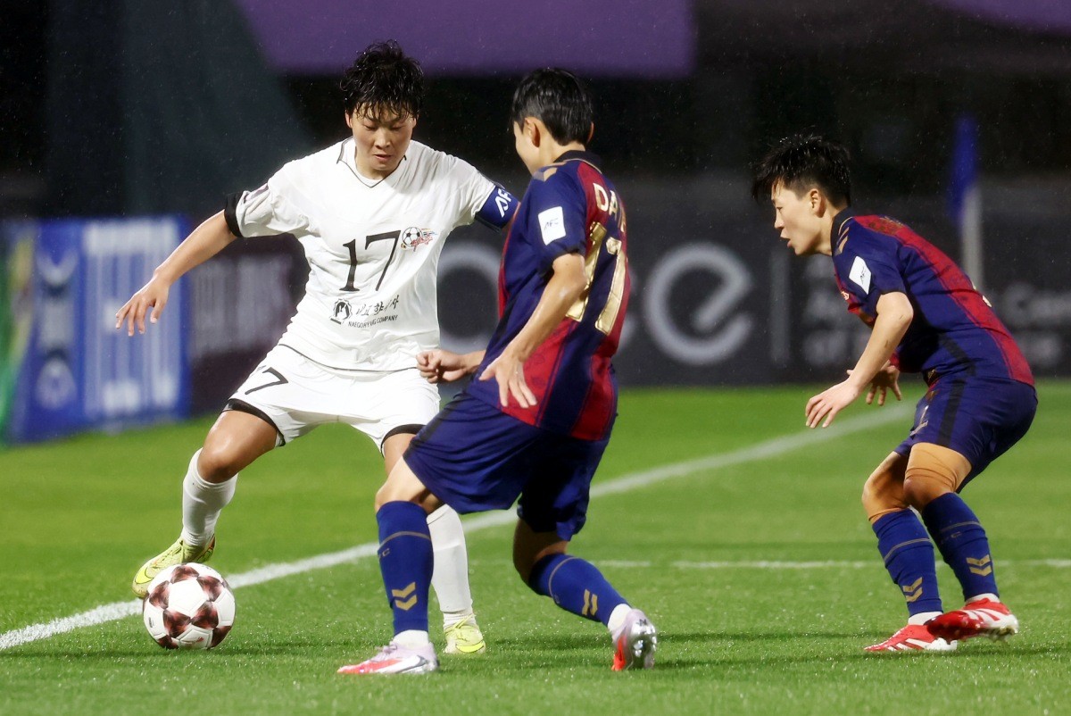 20일 오후 경기도 수원시 장안구 경수대로 수원종합운동장에서 열린 2025-2026 아시아축구연맹(AFC) 여자 챔피언스리그(AWCL) 4강 수원FC 위민과 북한 내고향여자축구단의 경기에서 내고향 김경영이 돌파하고 있다. / 뉴스1