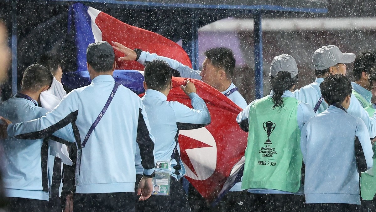 20일 오후 경기도 수원시 수원종합운동장에서 열린 2025-2026 아시아축구연맹(AFC) 여자 챔피언스리그(AWCL) 4강 수원FC 위민과 북한 내고향여자축구단의 경기에서 2-1로 결승에 진출한 내고향팀이 인공기를 꺼내들고 있다. / 뉴스1