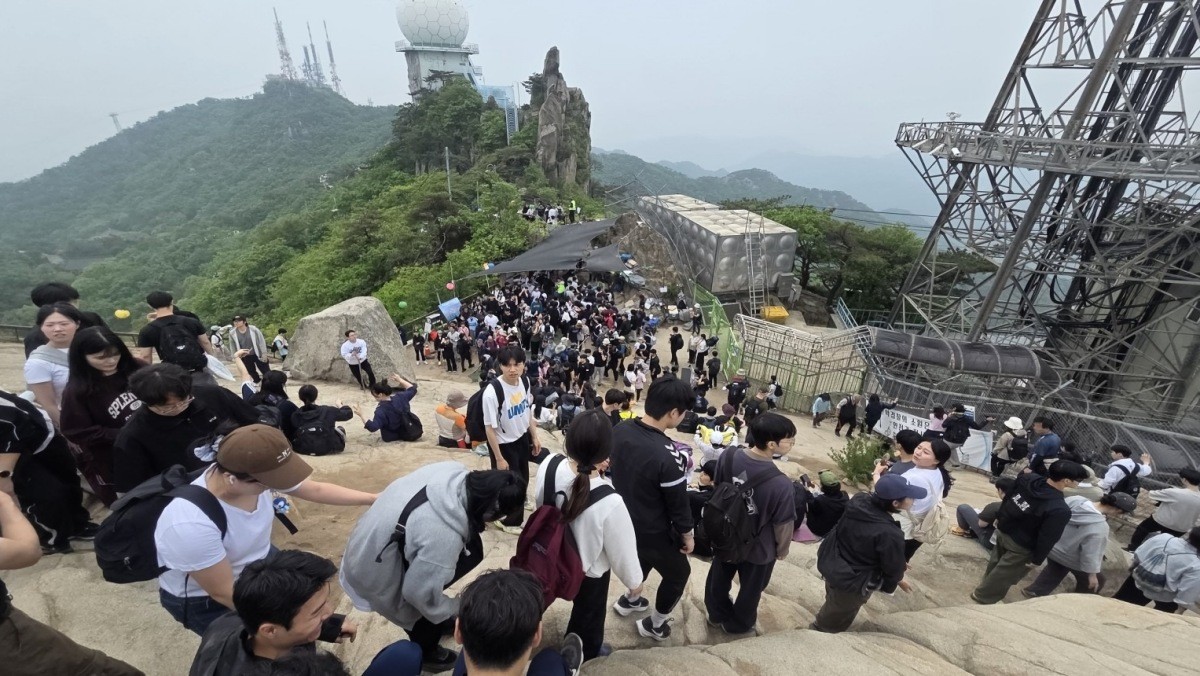5월 연휴를 맞아 관악산 정상 일대에 많은 등산객이 몰려 있다. / 관악구 제공