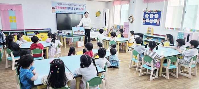 화순군(군수 구복규)은 지난 4~5월 어린이집 등 감염병 취약 집단시설(아동복지·보육·교육시설) 50개소의 영·유아 및 종사자 1,300명을 대상으로 ‘감염병 예방을 위한 올바른 손 씻기 등 생활 수칙’ 교육을 운영했다. / 화순군