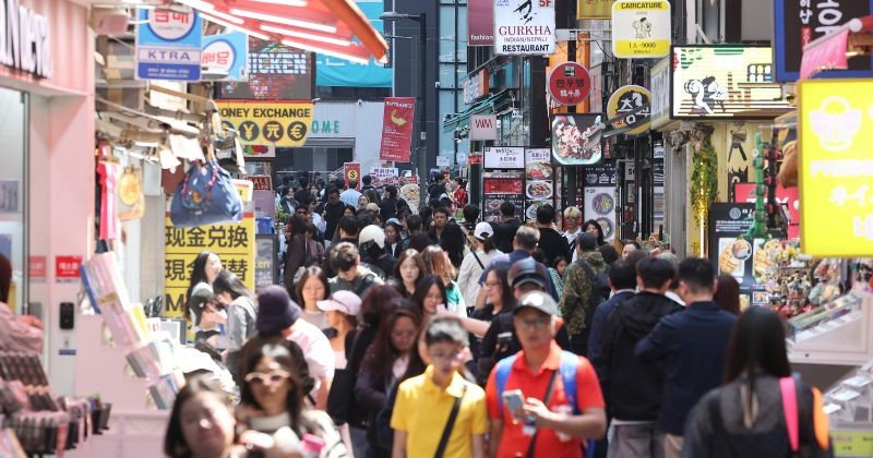 서울 중구 명동에서 외국인 관광객들이 거리를 걷고 있다 / 뉴스 1