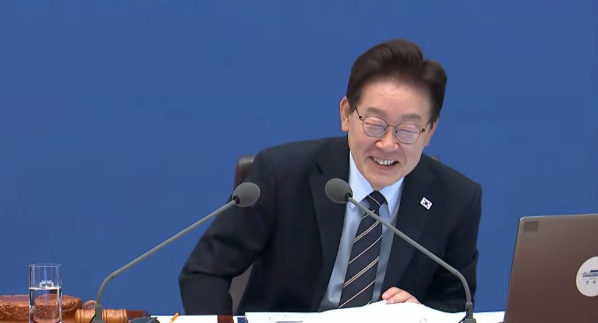 본인 성대모사 듣고 빵 터진 이재명 대통령. / 유튜브 '이재명'
