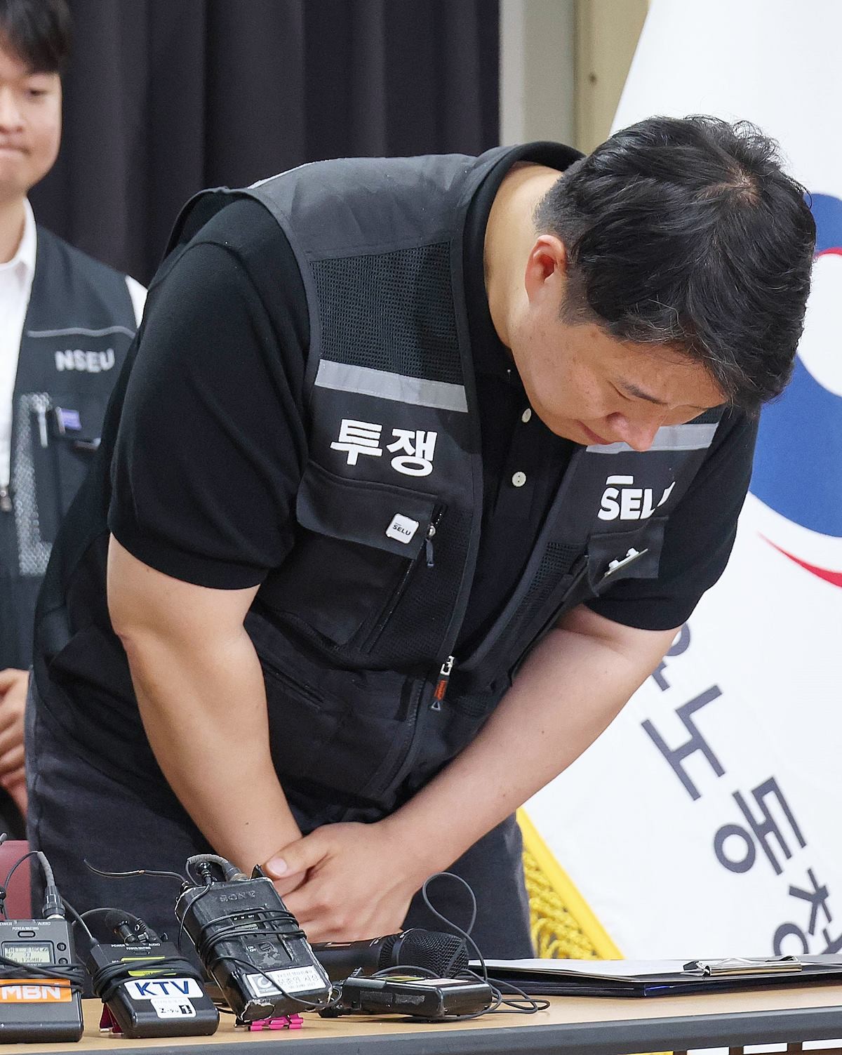 최승호 삼성그룹 초기업노동조합 삼성전자지부(초기업노조) 위원장이 20일 오후 경기 수원시 장안구 경기지방고용노동청에서 열린 삼성전자 노사교섭 결과 브리핑에서 고개 숙여 사과하고 있다. / 뉴스1