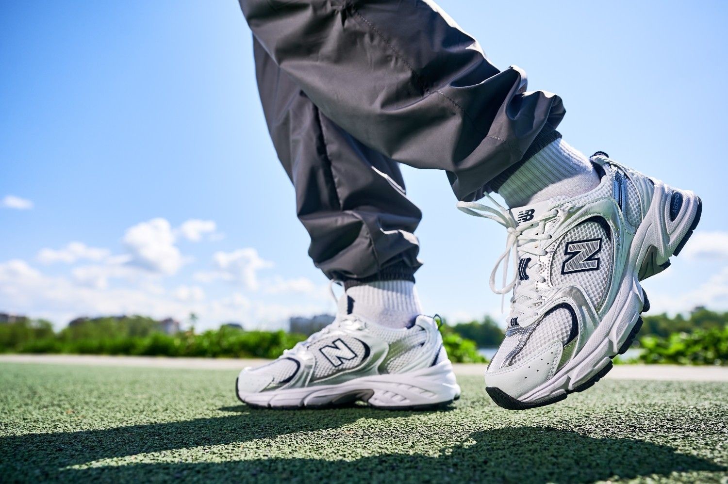 한국 거리에서 자주 볼 수 있는 뉴발란스(New Balance) 운동화 스타일 모습. / 셔터스톡