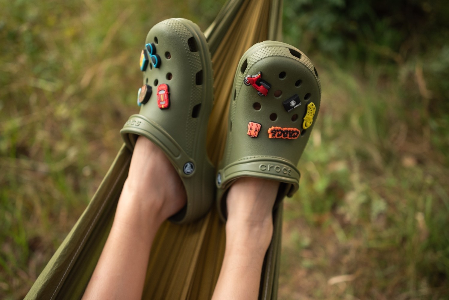 해외에서는 호불호가 갈렸지만 한국에서는 패션 아이템처럼 자리 잡은 크록스(Crocs). / 셔터스톡