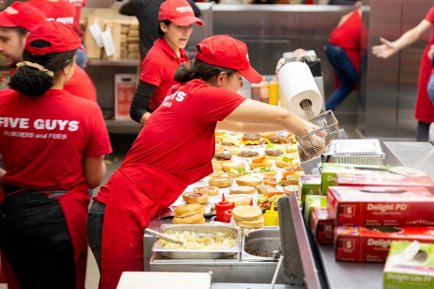 미국 패스트푸드 브랜드 ‘파이브가이즈(Five Guys)’ 매장 내부 모습. / 셔터스톡