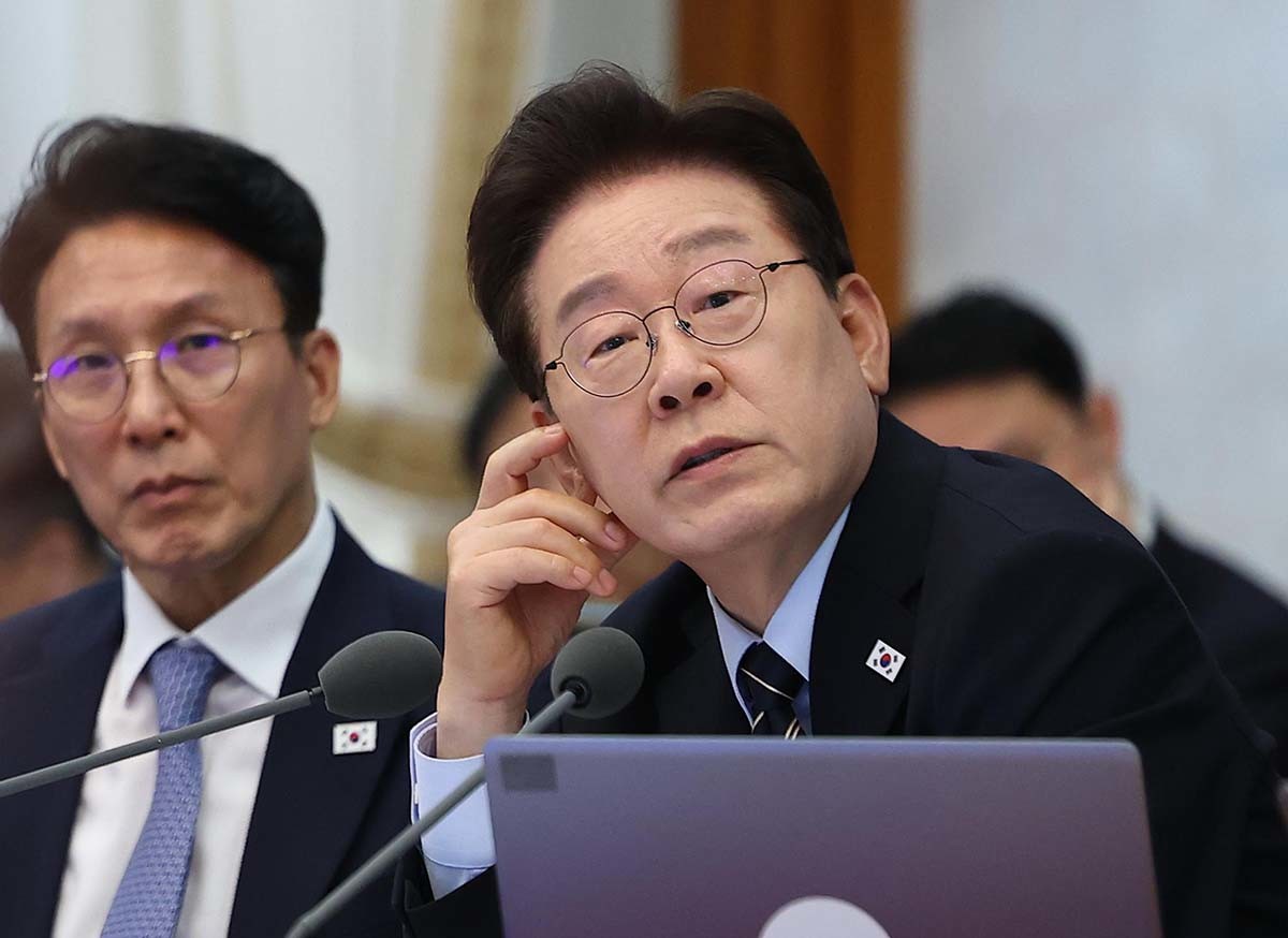 이재명 대통령이 20일 청와대에서 열린 제22회 국무회의 겸 제9차 비상경제점검회의에서 위성락 국가안보실장에게 질문하고 있다. / 뉴스1