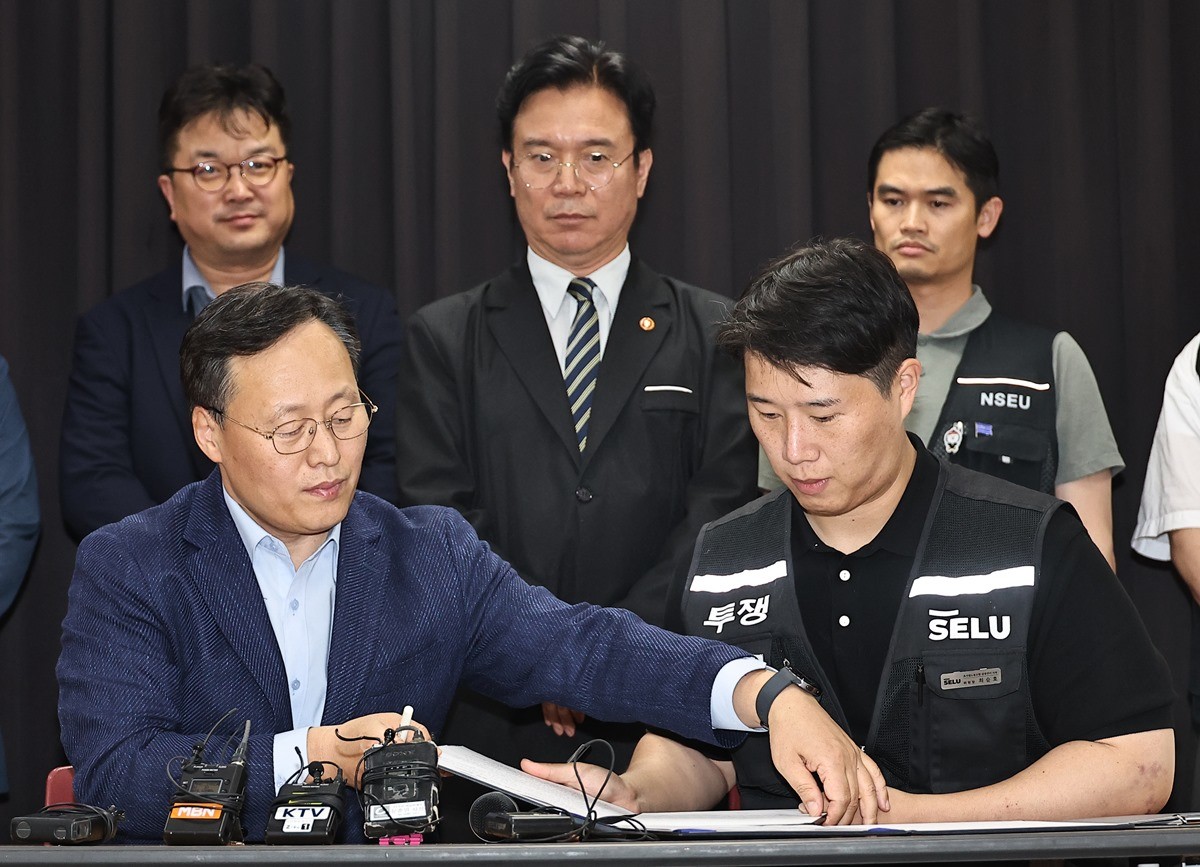 삼성전자 임금협상을 마친 후 여명구 삼성전자 DS(디바이스솔루션·반도체 사업 담당) 피플팀장과 최승호 삼성그룹 초기업노동조합 삼성전자지부 위원장이 잠정 합의안에 서명을 하고 있는 모습 / 뉴스1
