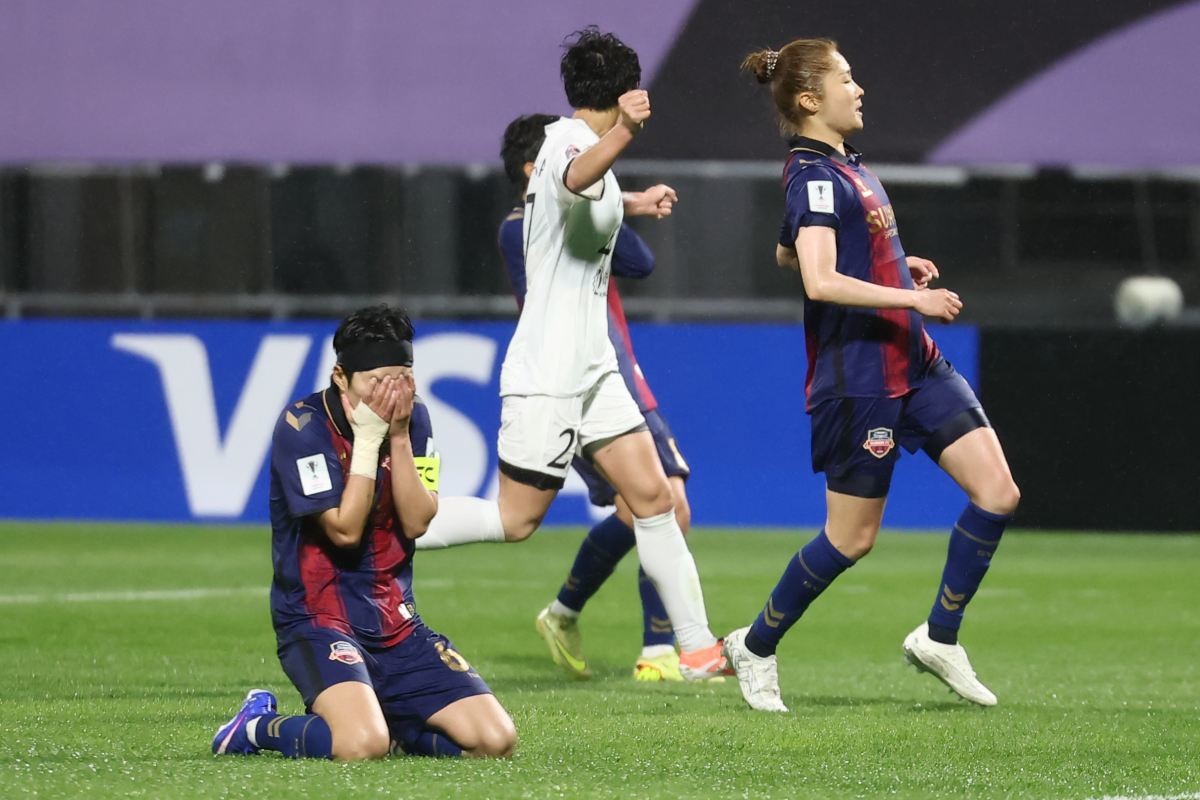 지난 20일 수원 장안구 수원종합운동장에서 열린 아시아축구연맹(AFC) 여자 챔피언스리그(AWCL) 4강 수원FC 위민과 내고향여자축구단의 경기. 수원FC의 지소연이 동점 찬스에서 페널티킥을 실축한 뒤 아쉬워하고 있다. / 연합뉴스