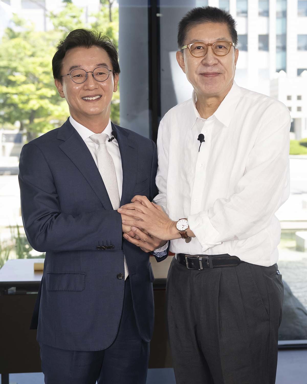 전재수 더불어민주당 부산시장 후보와 박형준 국민의힘 부산시장 후보가 18일 오전 부산 남구 국립부경대학교 대연캠퍼스 동원장보고관에서 열린 국제신문 주최 부산시장 후보 초청 토론회에 앞서 기념촬영을 하고 있다. / 뉴스1 (국제신문 제공)