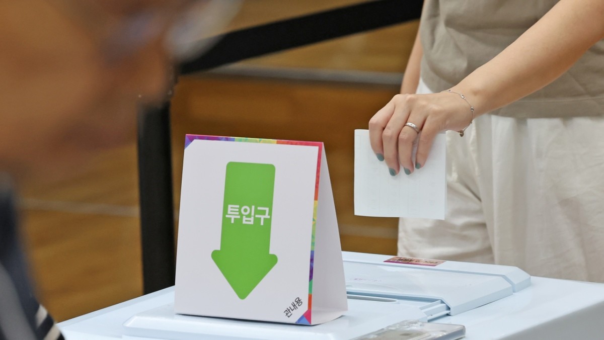 유권자가 투표를 하고 있다. / 뉴스1