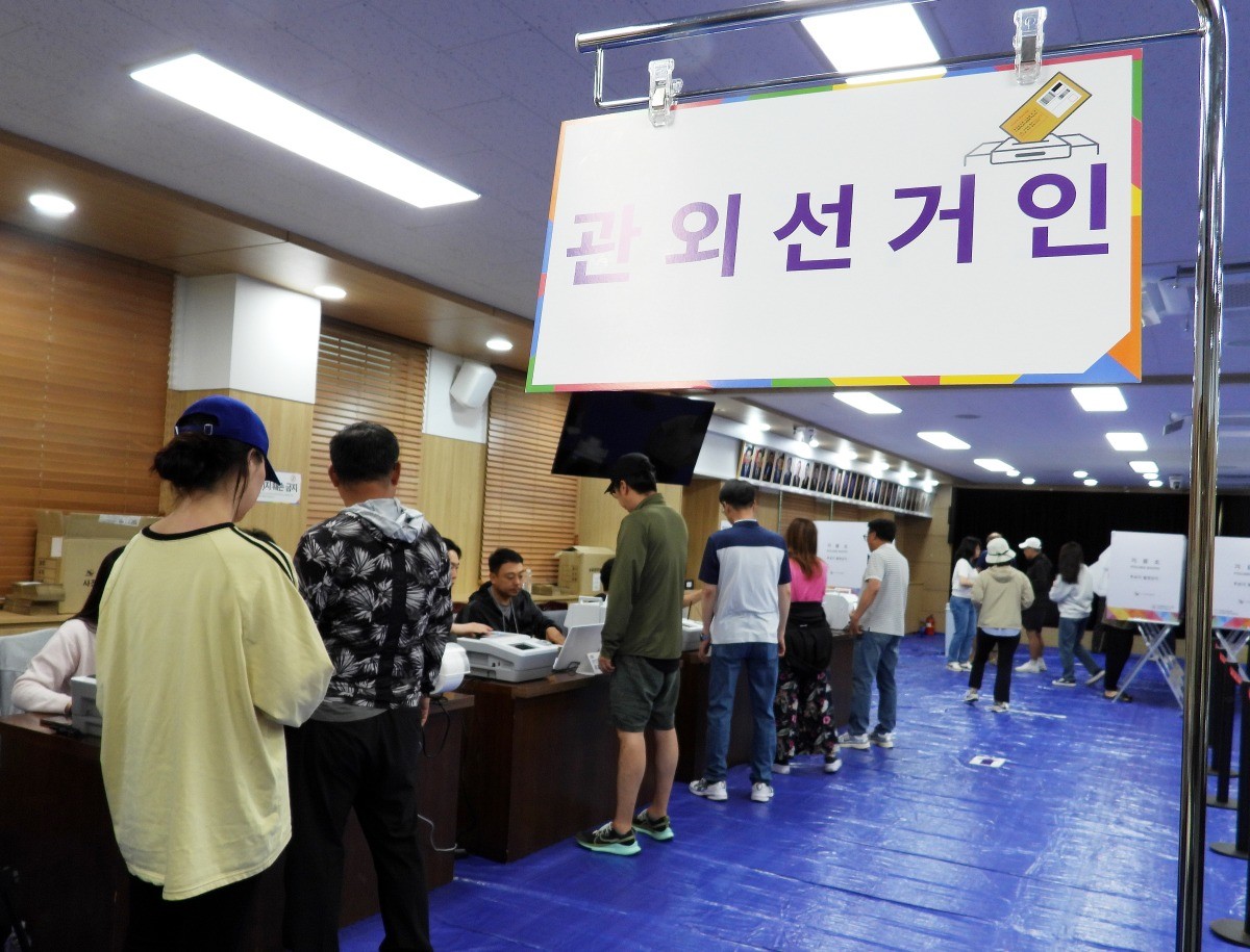 관외선거인 유권자들이 투표 준비를 하고 있다 / 뉴스1