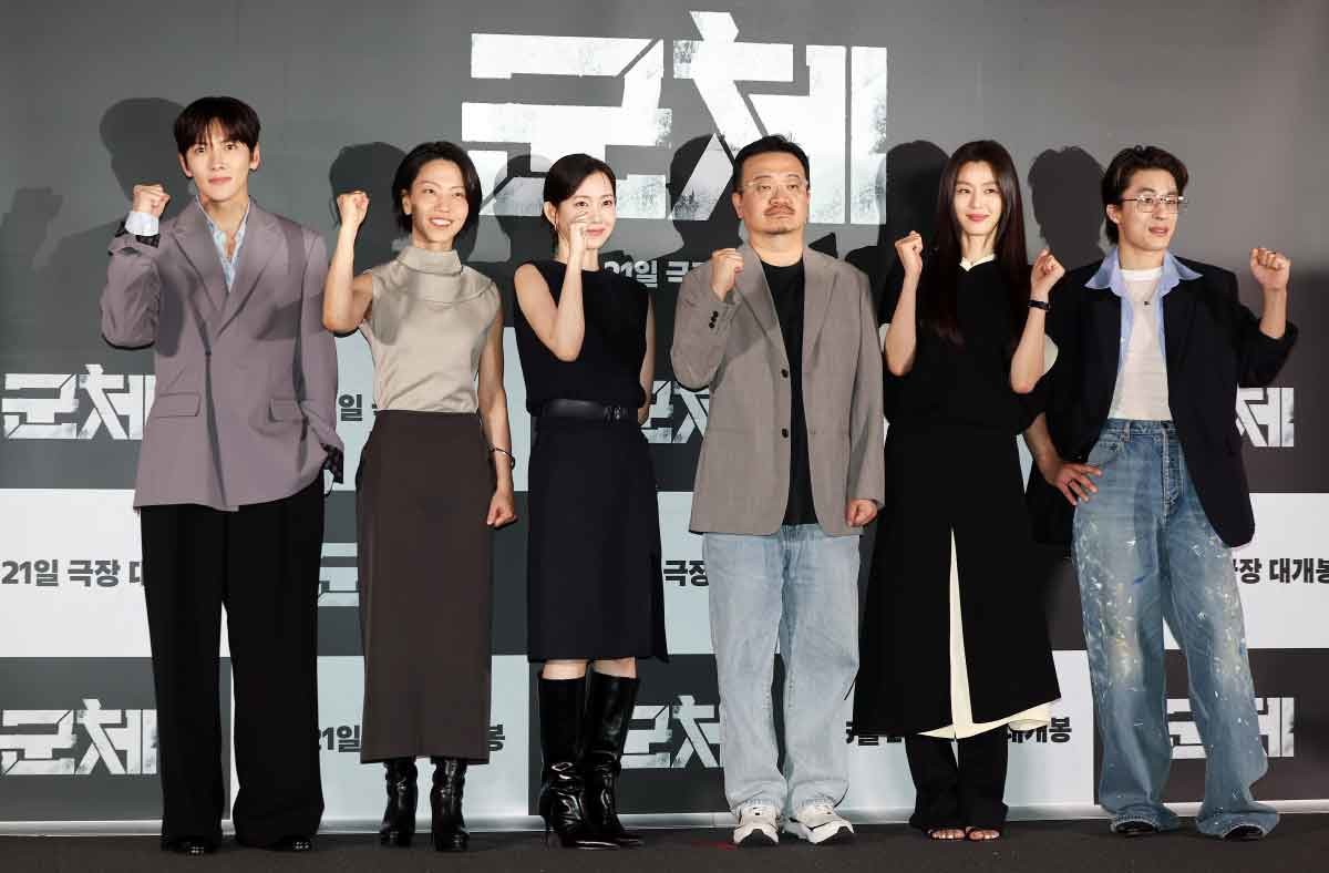 배우 지창욱(왼쪽부터)과 김신록, 신현빈, 전지현, 구교환이 20일 서울 용산구 CGV용산아이파크몰에서 열린 영화 '군체' 기자간담회에 참석해 포즈를 취하고 있다. / 뉴스1