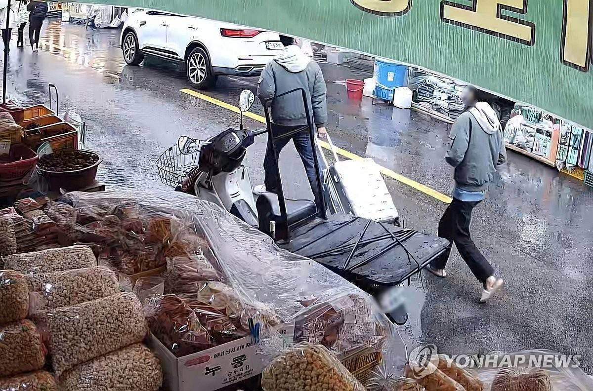 사진은 3월 18일 이들 부부가 캐리어를 끌고 중구 주거지에서 신천으로 이동하는 모습이 담긴 폐쇄회로(CC)TV 영상 중 일부 / 연합뉴스