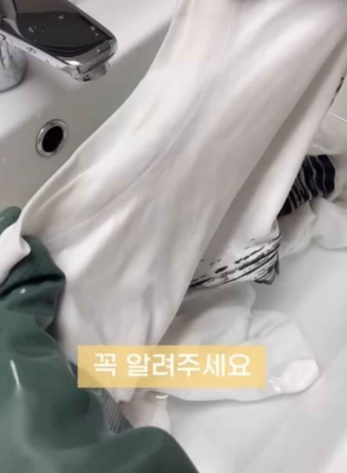 과탄산소다를 물에 풀고 충분히 녹을 때까지 저어주는 모습. / 유튜브 '팁끌모아살림'