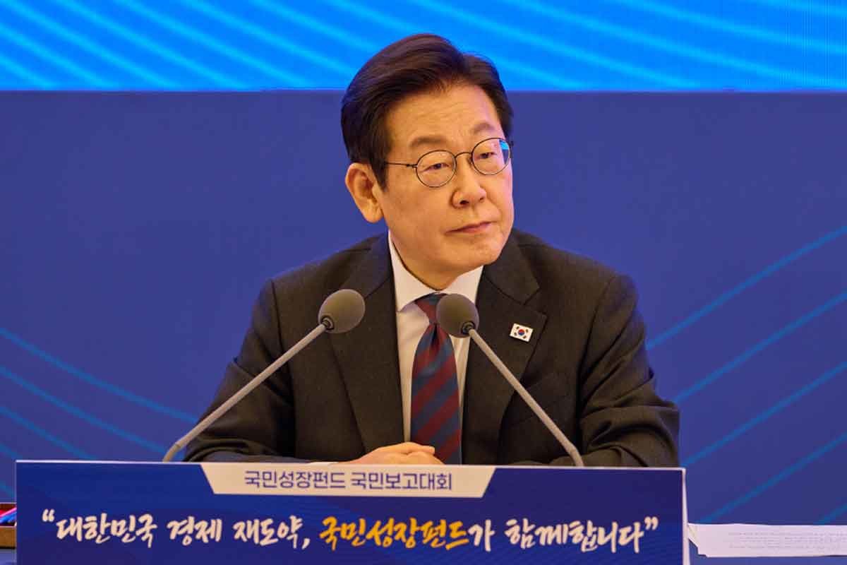 이재명 대통령이 지난해 9월 서울 마포구 프론트원에서 열린 국민성장펀드 보고대회에서 참석자들의 발언을 듣고 있다. / 뉴스1