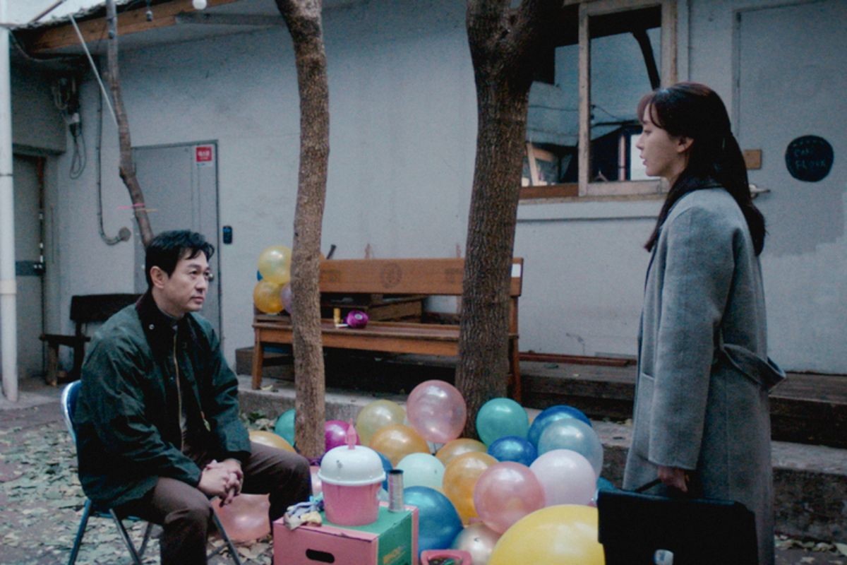 영화 '넌센스' 스틸컷. 박용우와 오아연. / 스튜디오 산타클로스엔터테인먼트 제공