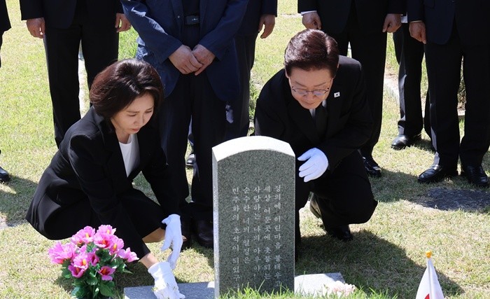 이재명 대통령이 18일 광주광역시 북구 운정동 국립518민주묘지를 참배 한 후 양창근 열사 묘역을 찾아 헌화하고 있다. 2026.5.18/뉴스1