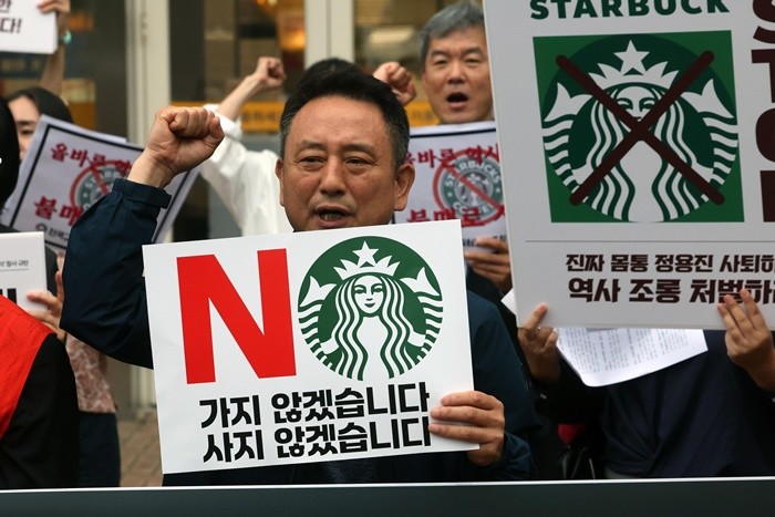 오월을 사랑하는 모임 등 광주시민단체 들이 21일 오후 광주 서구 광천동 이마트 광주점 앞에서 스타벅스의 '5·18 탱크데이' 마케팅을 규탄하는 기자회견을 갖고 구호를 외치고 있다. 2026.5.21/뉴스1