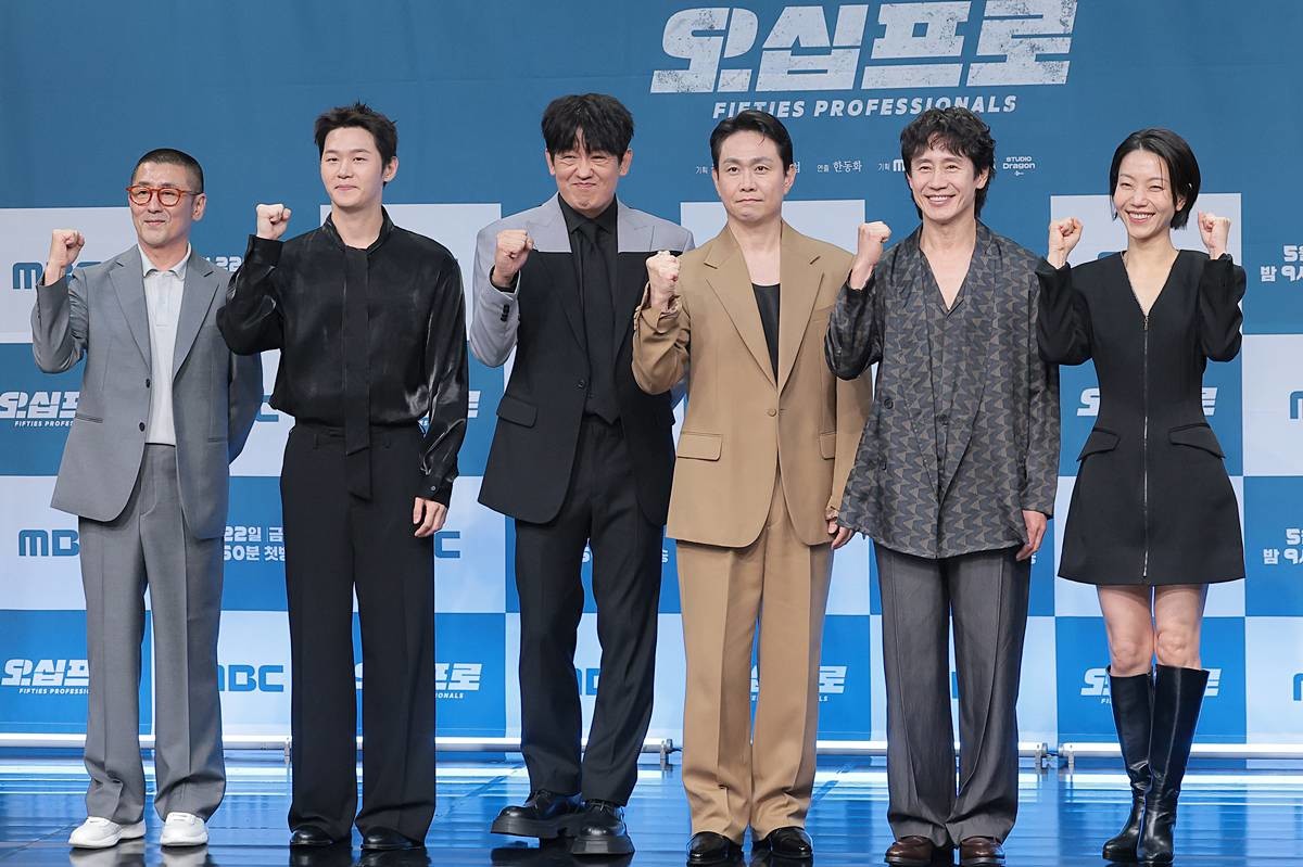 한동화 감독(왼쪽부터)과 배우 이학주, 허성태, 오정세, 신하균, 김신록이 21일 서울 마포구 상암동 MBC에서 진행된 드라마 '오십프로' 제작발표회에 참석해 인사말을 하고 있다. '오십프로'는 평범해 보여도 끗발 좀 날리던 세 남자가 운명에 의해 다시 움직이게 되는 이야기로, 세상에 치이고 몸은 녹슬었을지언정 의리와 본능만은 여전한 인생의 50%를 달려온 진짜 프로들의 짠물 액션 코미디다 / 뉴스1