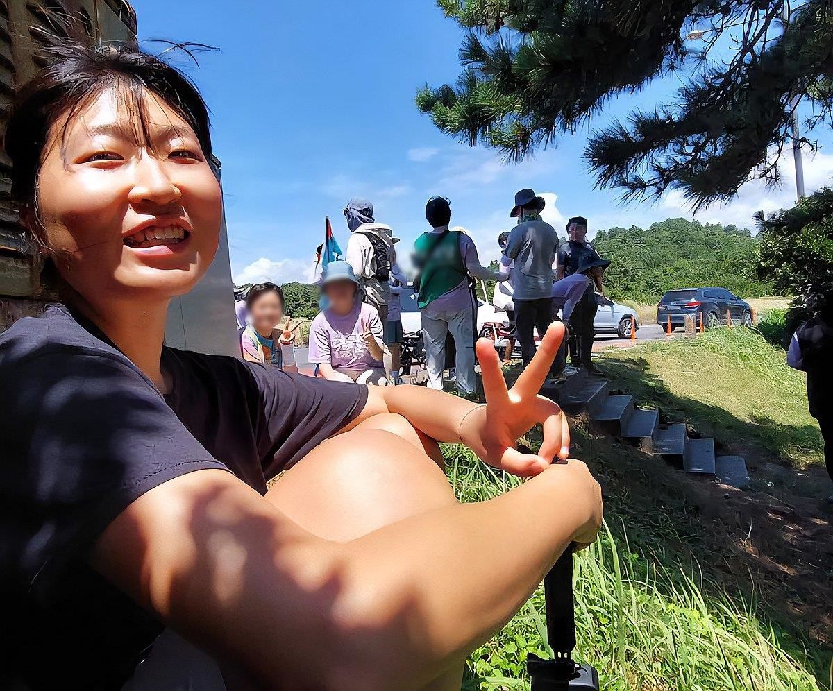 김아현 활동가(왼쪽) 자료 사진. 이스라엘군에 나포됐다가 석방된 한국인 활동가 김아현(활동명 해초) 씨가 태국을 거쳐 오는 22일 귀국할 예정인 것으로 전해졌다. 김아현 씨 등 활동가들은 최근 팔레스타인 자치령 가자지구로 향하던 국제 구호선단에 탑승했다가 이스라엘군에 나포됐다. 이 가운데 김 씨는 지난해 10월에도 같은 활동에 참여했다가 이스라엘군에 체포된 뒤 석방됐다. / 연합뉴스