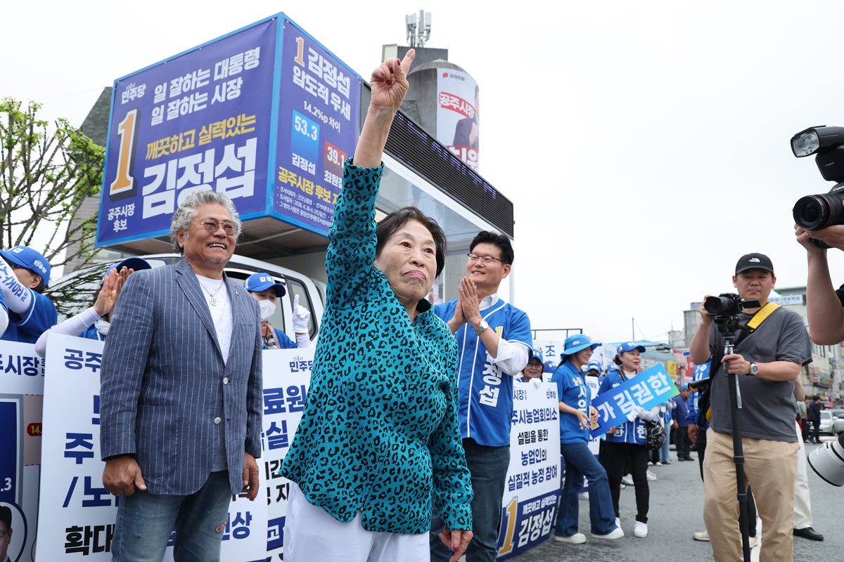 '전원버핏' 전원주, 민주당 유세 현장에 깜작 등장…'기호 1번' 지지 호소 